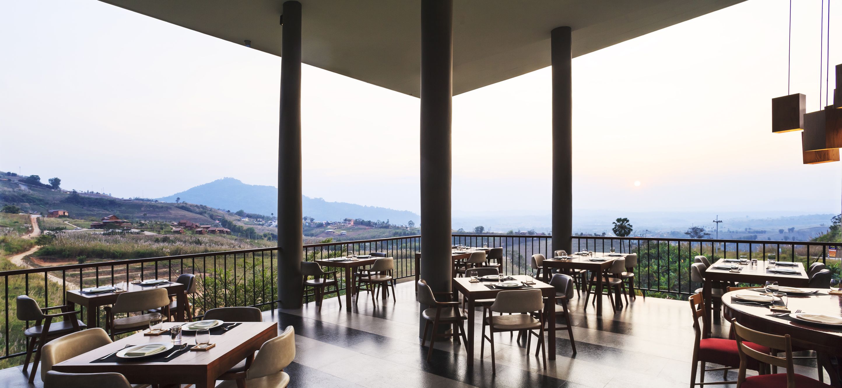Melayani sarapan dan makan malam dengan pemandangan taman 