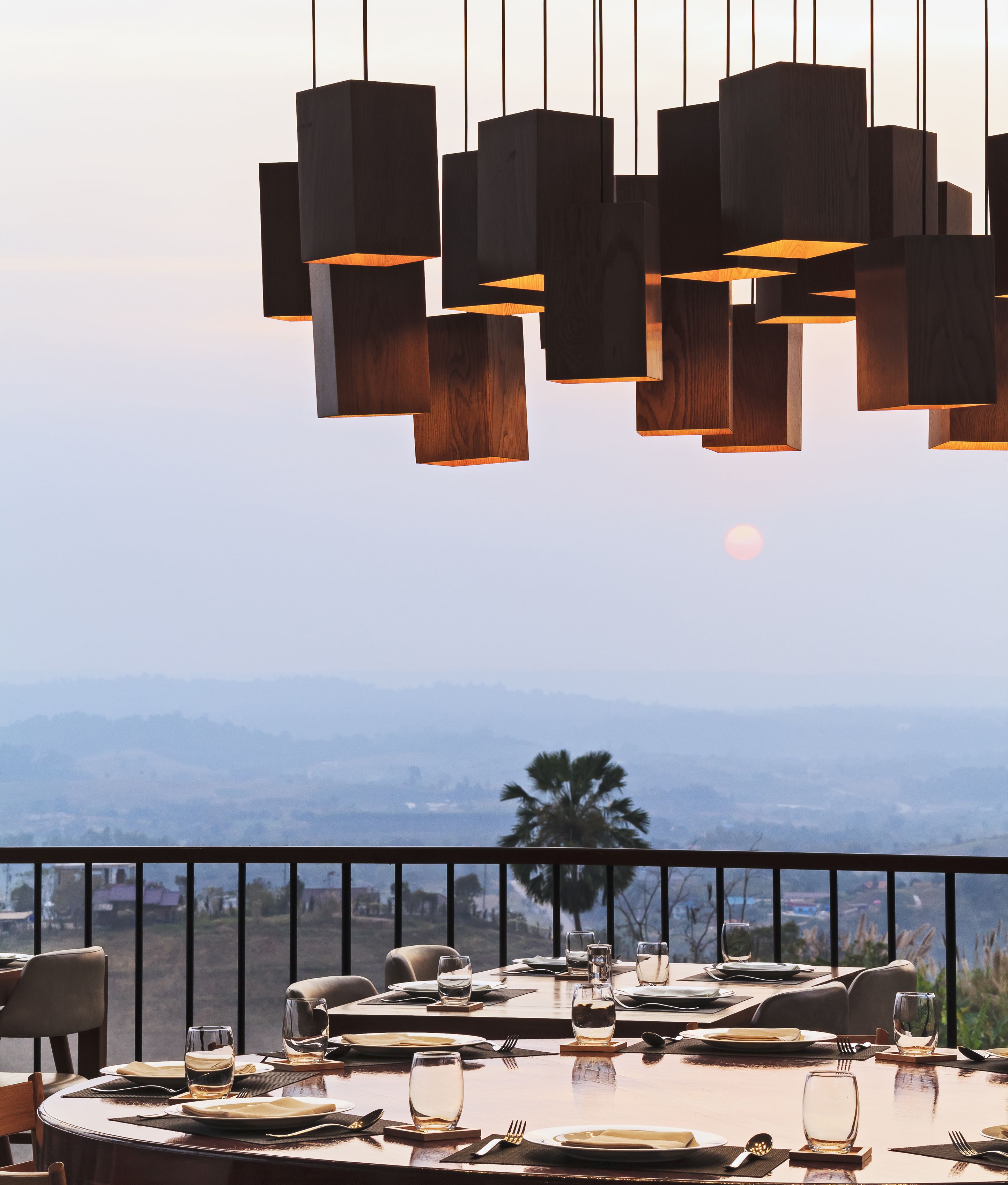 Se sirven desayunos, cenas y cocina internacional con vista al jardín