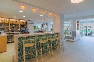 Bar junto a la piscina