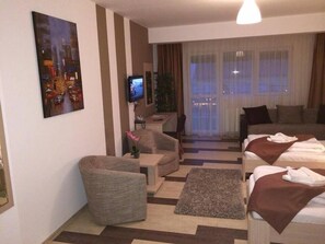 标准双床房 | 迷你吧、办公桌、熨斗/熨衣板、免费高速有线上网