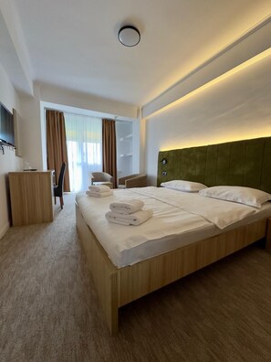 Minibar, bàn, bàn ủi/dụng cụ ủi quần áo 
