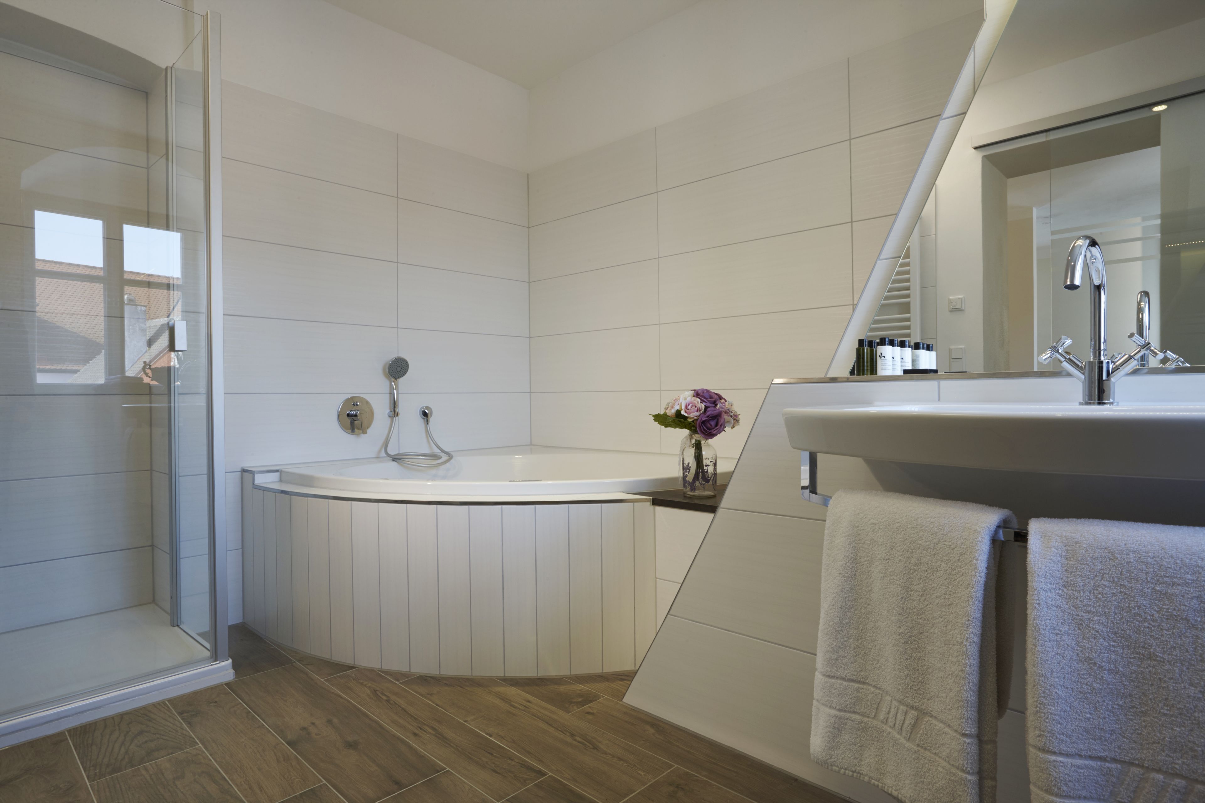 deluxe suite, 1 bedroom, city view | bathroom | free toiletries, hair dryer, towels