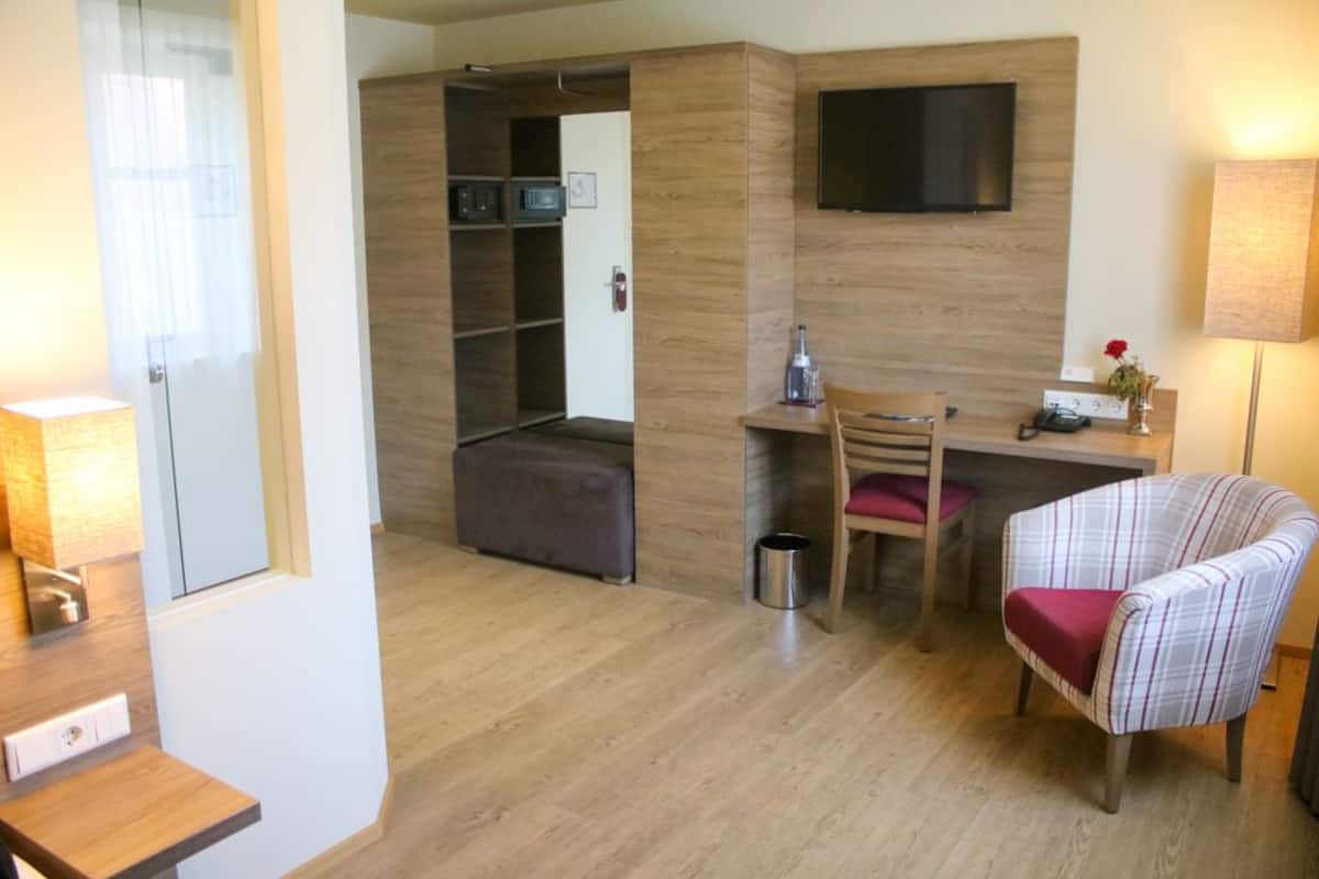 basic double room, non smoking | premium bedding, in-room safe, desk, laptop workspace