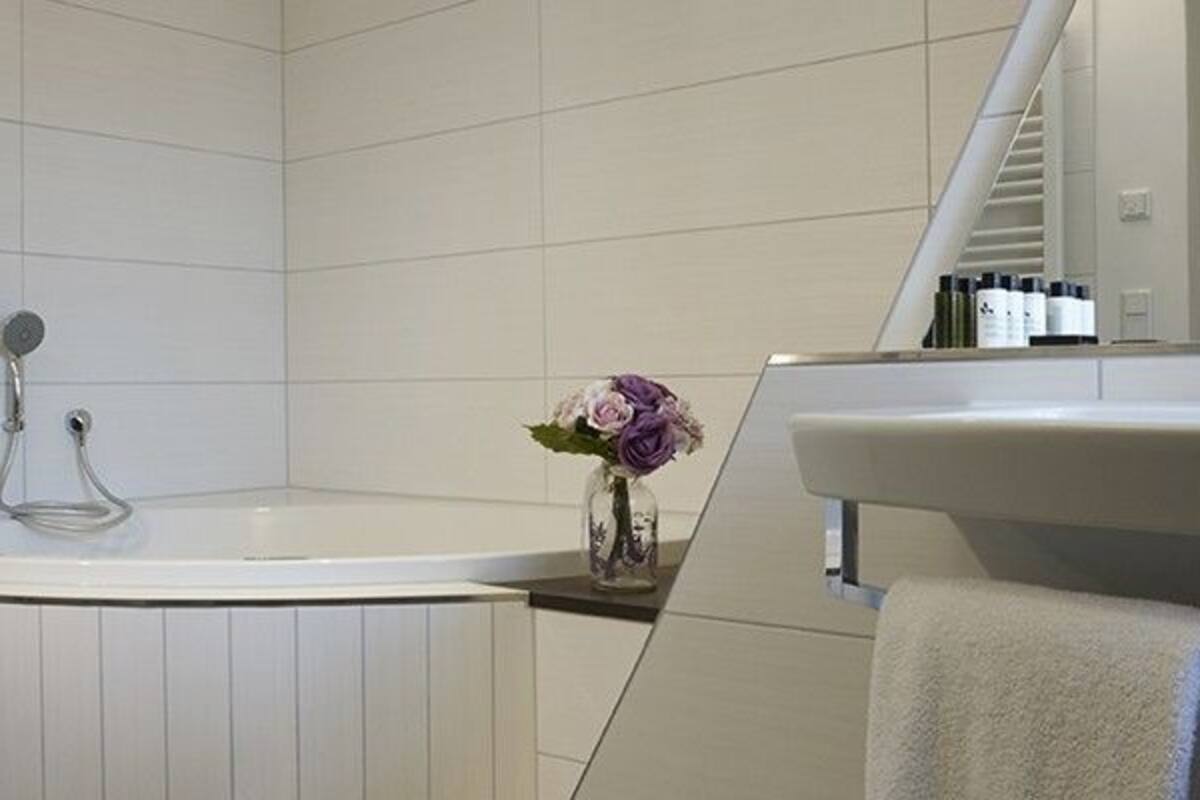 deluxe suite, 1 bedroom, city view | bathroom | free toiletries, hair dryer, towels