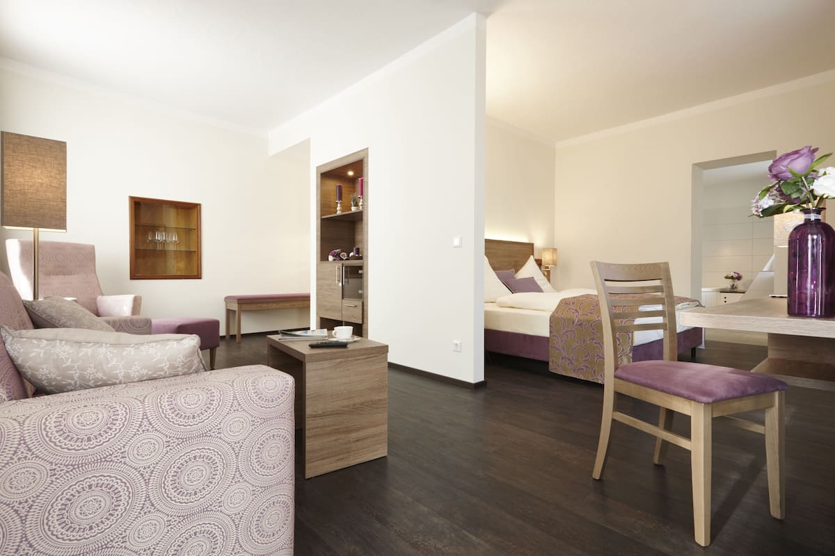 Une chambre d’hôtel moderne équipée d’un lit, d’un bureau, d’une chaise et d’un canapé.