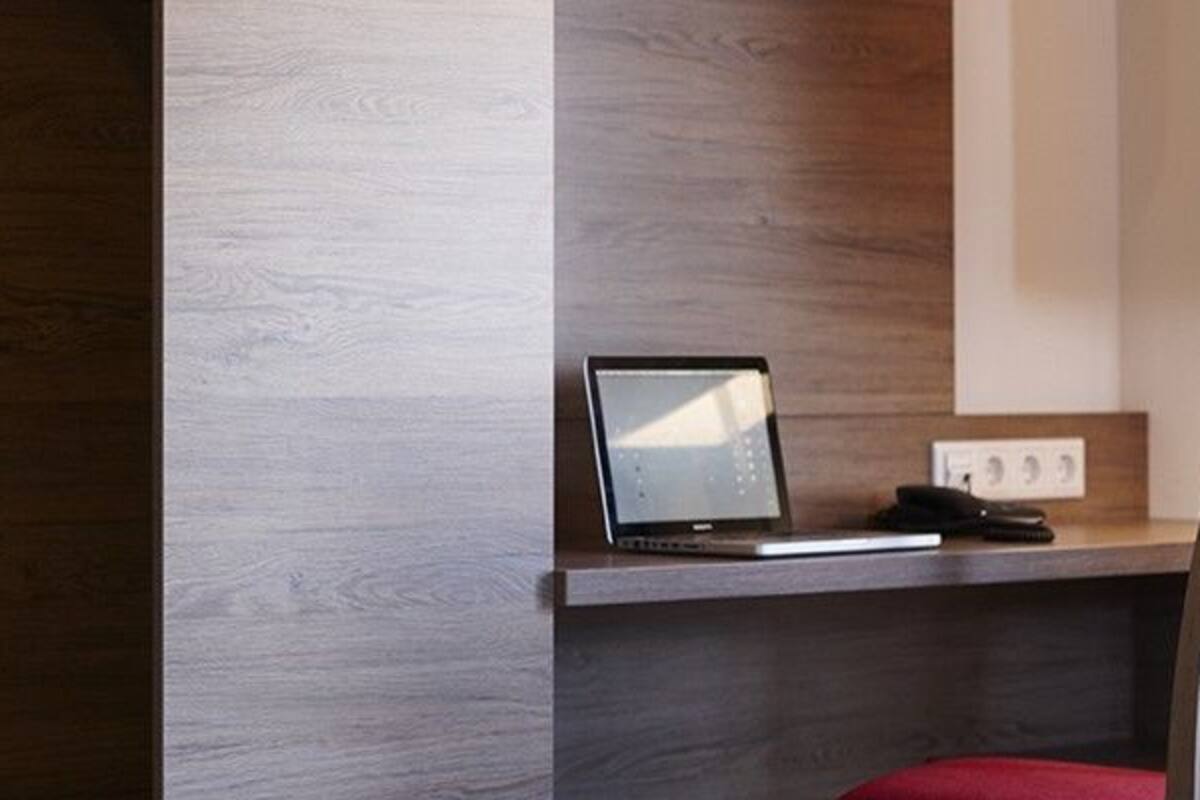 premium bedding, in-room safe, desk, laptop workspace