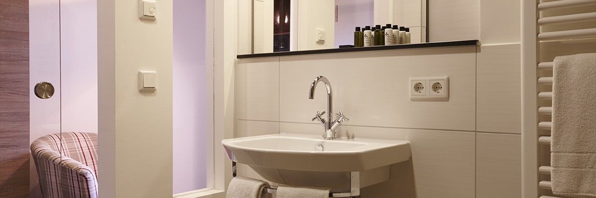 basic double room, non smoking | bathroom sink