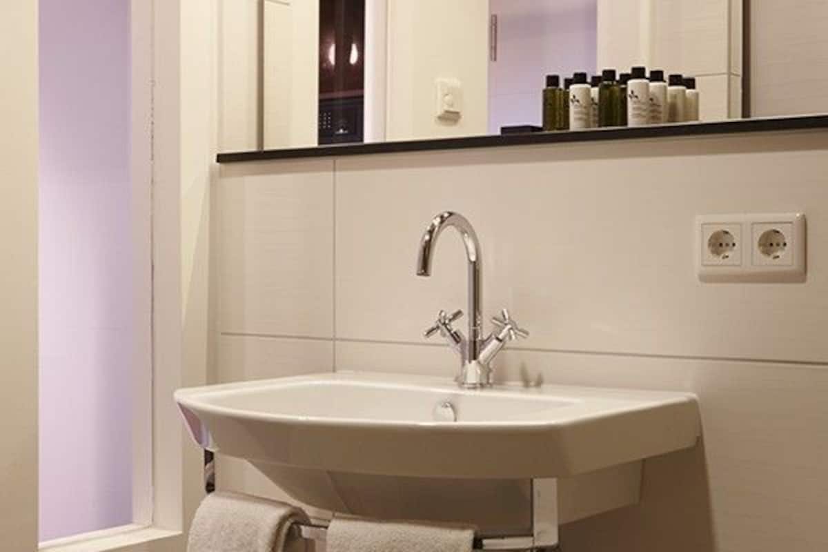 basic double room, non smoking | bathroom sink