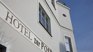 A building with a sign that reads "HOTEL Zur Post."