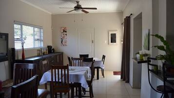 Petit-déjeuner compris