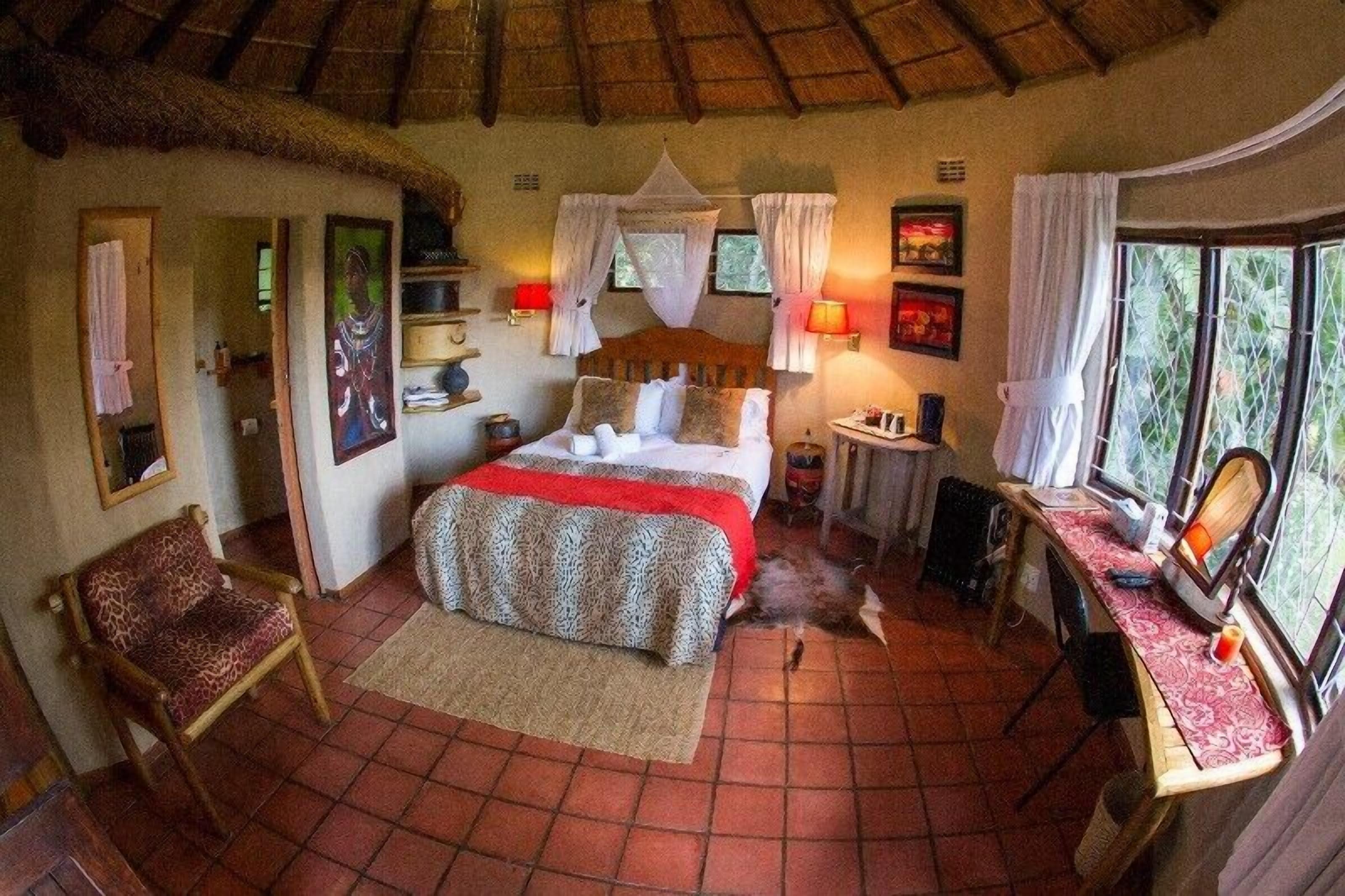 Tallelokero huoneessa, työpöytä, silitysrauta/-lauta