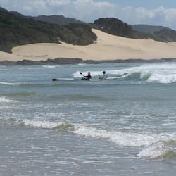 Playa en los alrededores y sombrillas