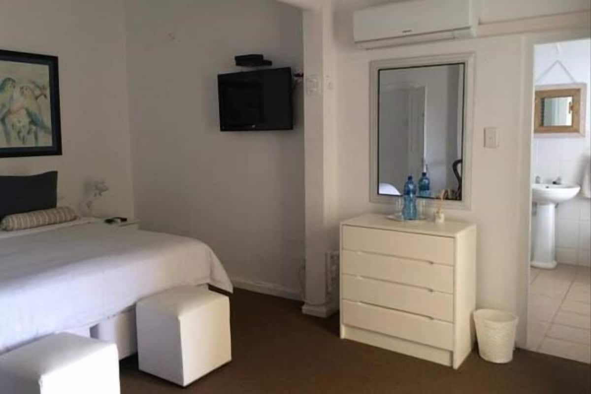 Garden Room | Premium bedding, in-room safe, desk, iron/ironing board