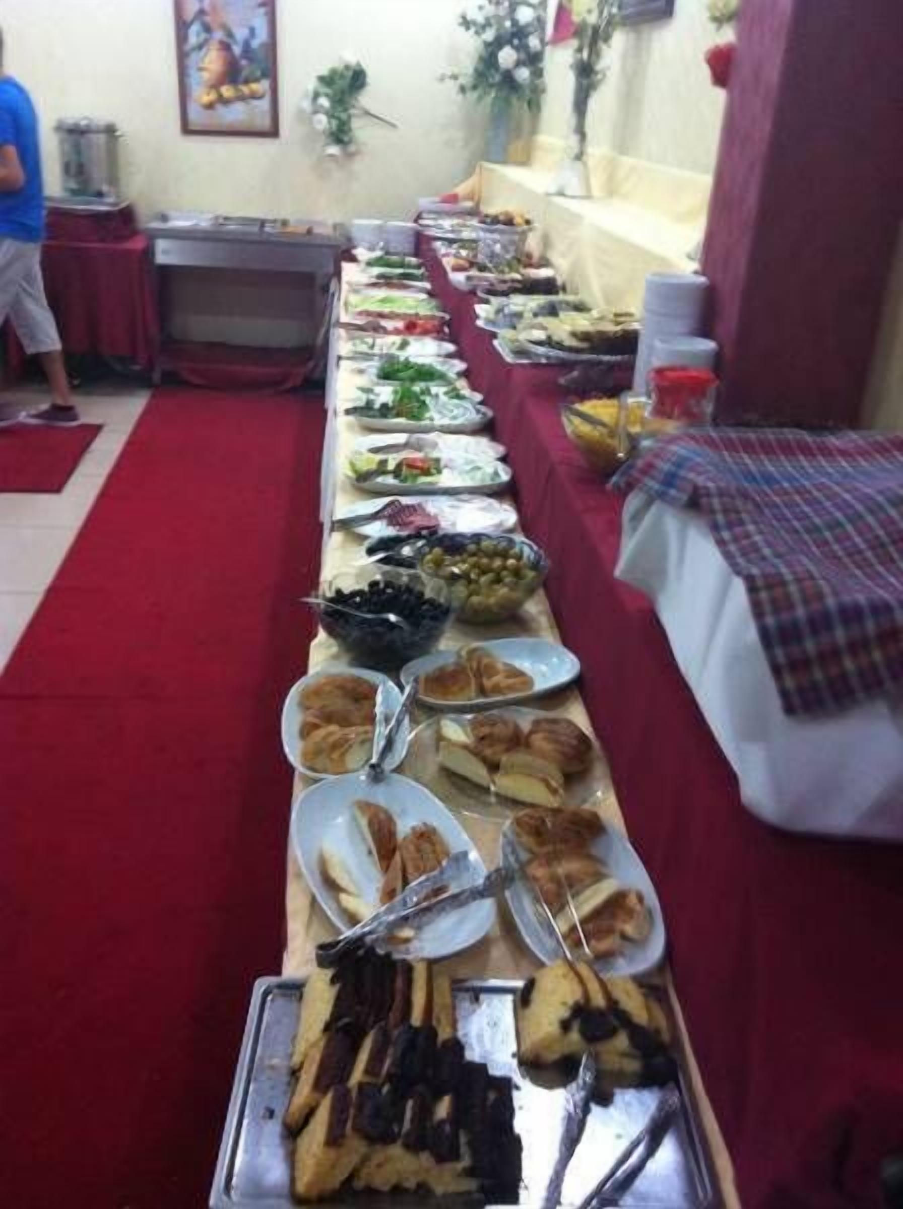 Een buffet met verschillende gerechten en bestek.