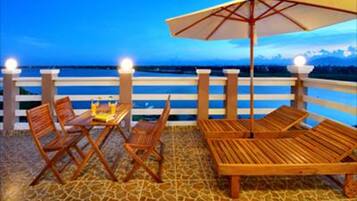 Daily cooked-to-order breakfast (VND 60000 per person)