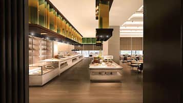 2 restaurantes, se sirven comidas, cenas y cocina asiática