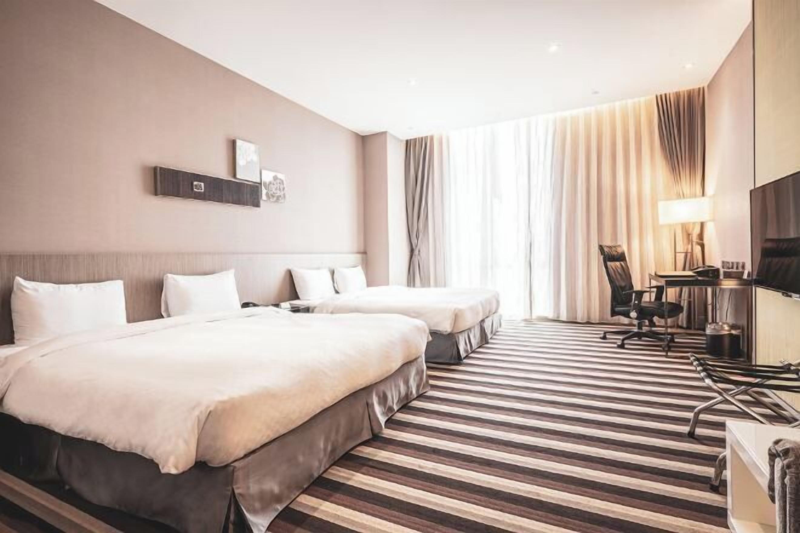 羽絨被、客房內保險箱、書桌、筆電工作空間