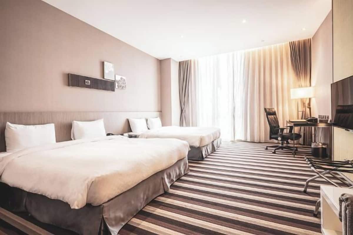 Chăn bông, két bảo mật tại phòng, bàn