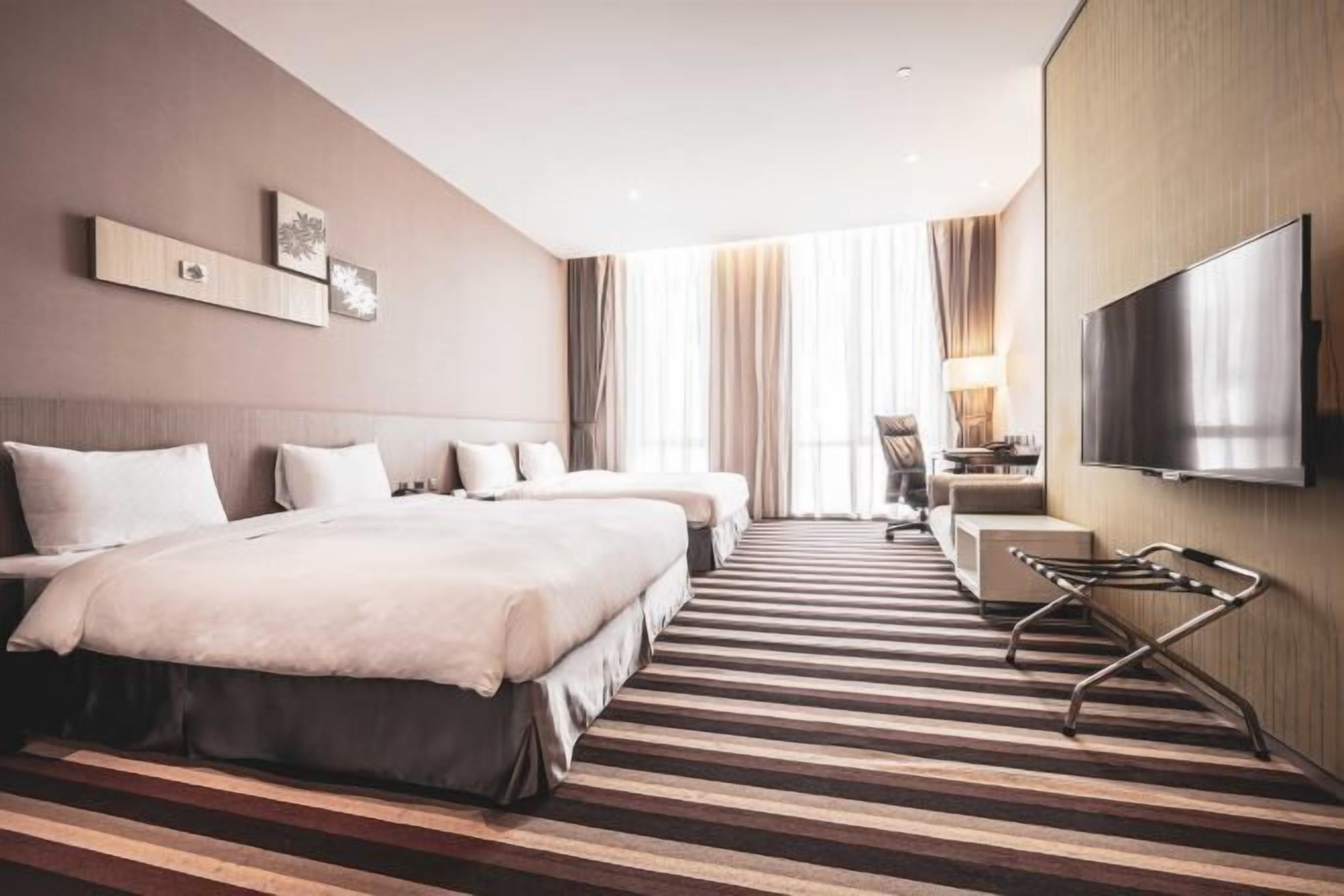 羽絨被、客房內保險箱、書桌、筆電工作空間