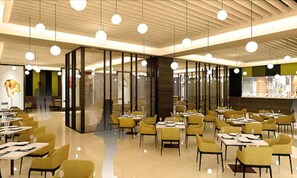 2 restaurantes, se sirven comidas, cenas y cocina asi ática