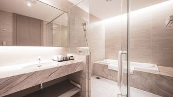 Tina con regadera, regadera tipo lluvia, amenidades de baño gratuitas