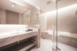 Combined shower/bathtub, rainfall showerhead, free toiletries - Grand Royal Hotel (Toufen)
