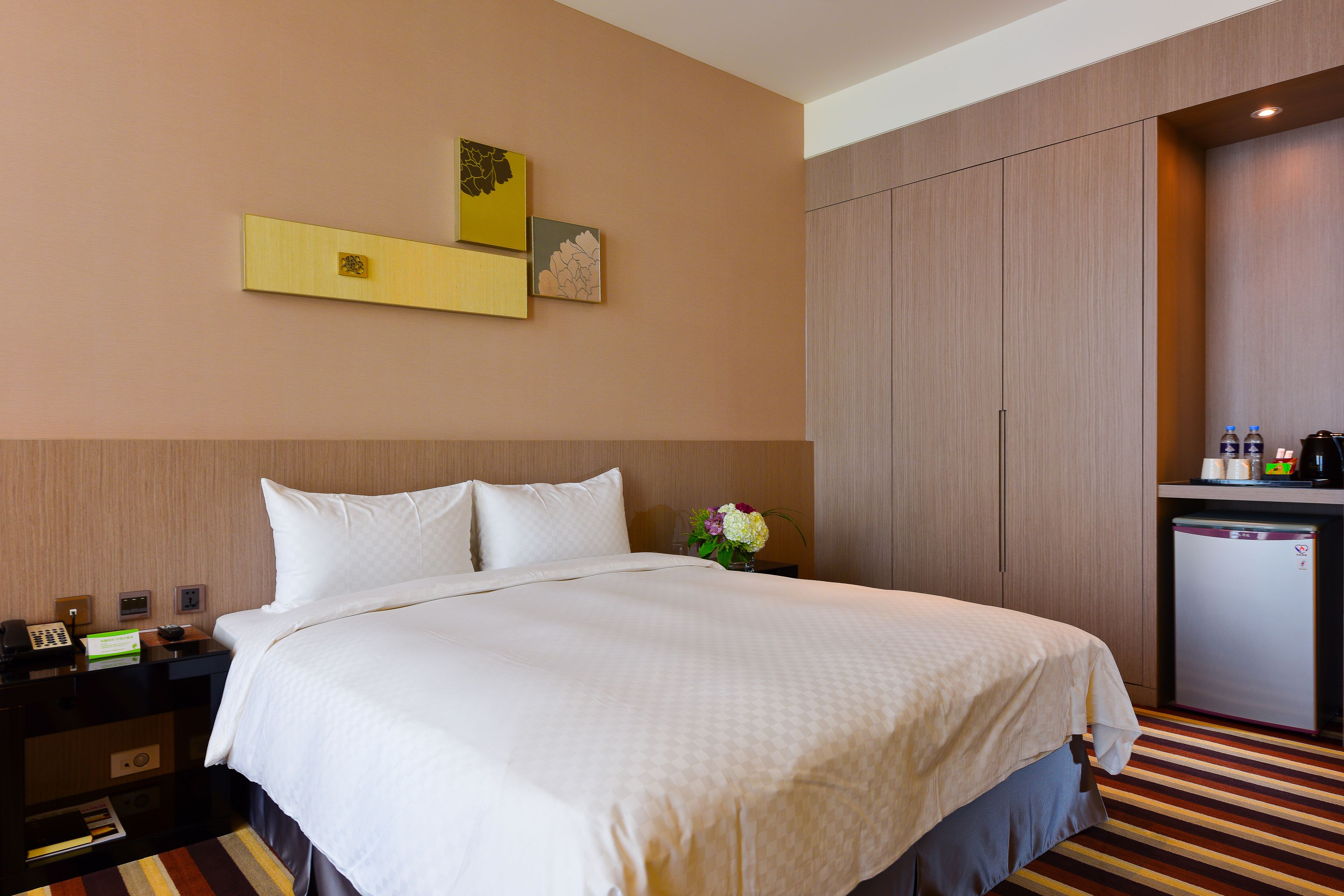 double room | down duvets, in-room safe, desk, laptop workspace