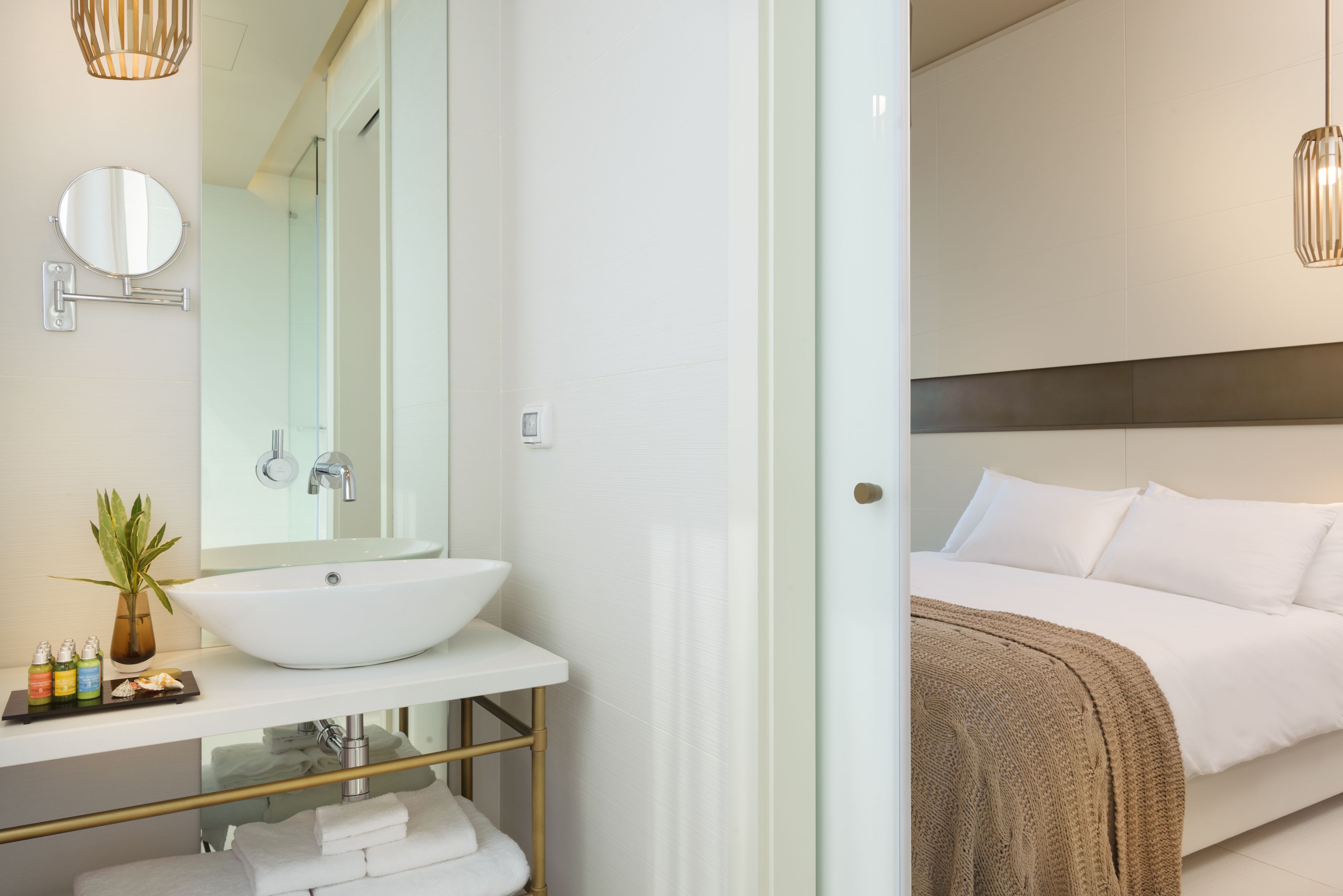 executive room | bathroom | shower, rainfall showerhead, free toiletries, hair dryer