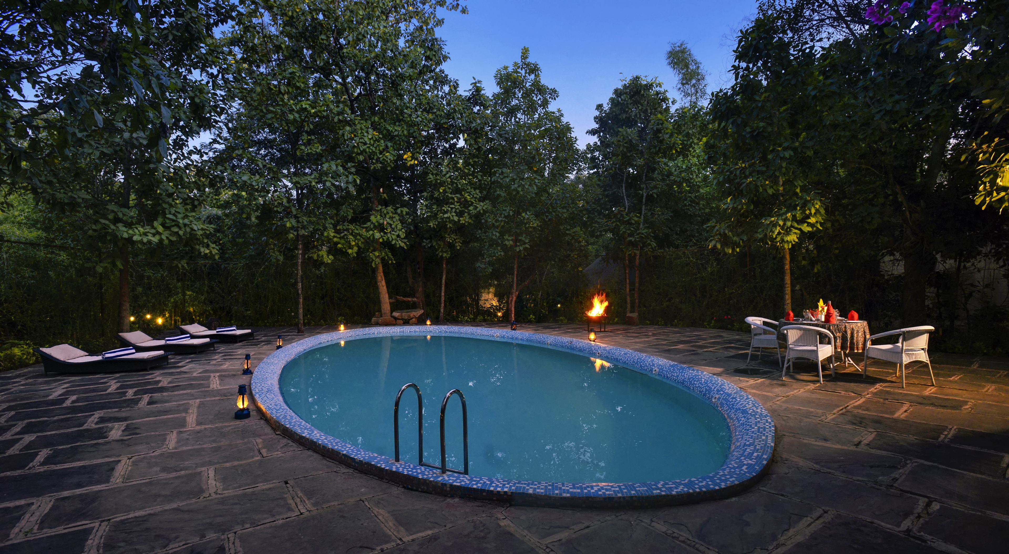 Una piscina al aire libre, una piscina natural