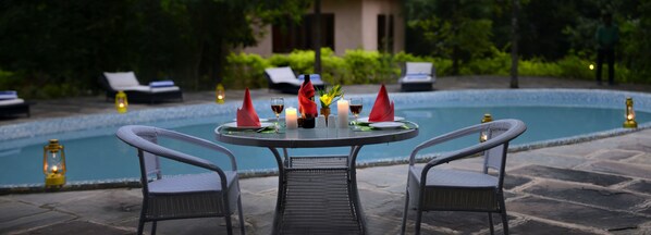 Utomhuspool och naturlig bassäng