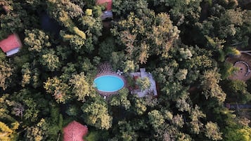 Una piscina al aire libre, una piscina natural