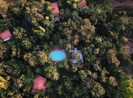Una piscina al aire libre, una piscina natural