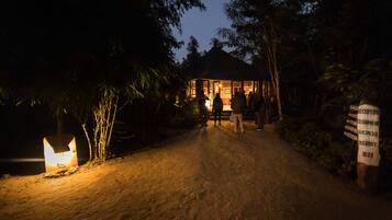 Vista frontal de la propiedad por la tarde o noche