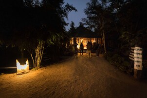 Fachada de la propiedad por la tarde o noche