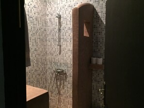 Habitación estándar doble, 1 cama doble (Alhoceima) | Baño | Ducha, artículos de higiene personal gratuitos y secador de pelo