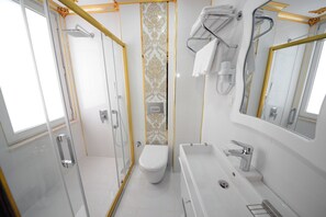 Deluxe dubbelrum eller tvåbäddsrum - 1 dubbelsäng eller enkelsängar | Badrum | Dusch, hårtork, tofflor och handdukar