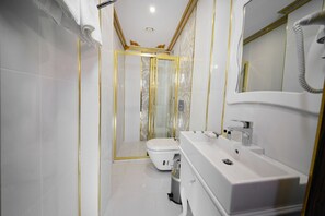 Dobbelt- eller tomannsrom – deluxe, 1 dobbeltseng eller 2 enkeltsenger | Dypt badekar