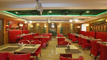 Phục vụ bữa sáng, bữa trưa, bữa tối, món địa phương và quốc tế