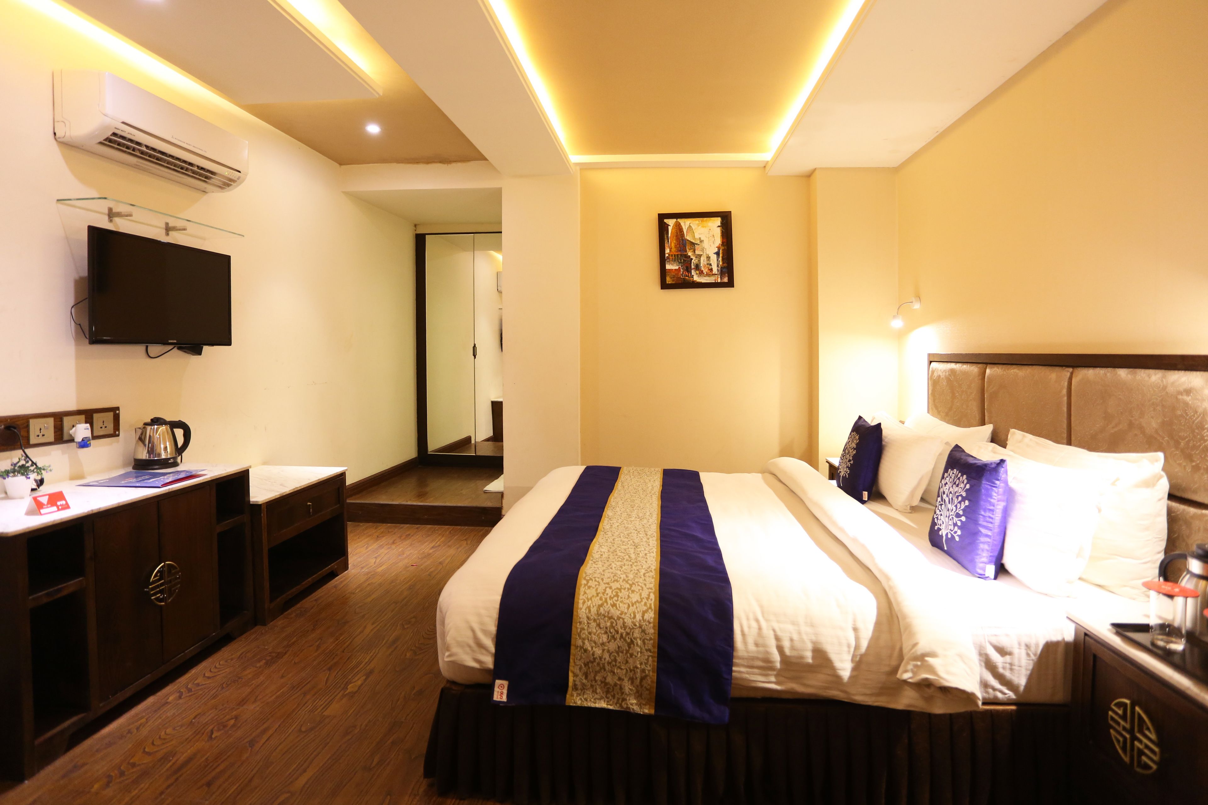 Dobbeltrom – deluxe, 1 dobbeltseng | Safe på rommet, skrivebord, blendingsgardiner og lydisolert