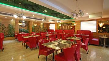 Serveert ontbijt, lunch, diner, lokale en internationale gerechten