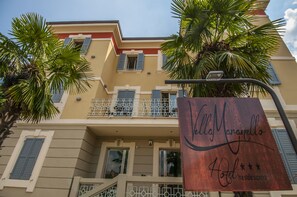 Un hotel con un cartel que dice 'Villa Maranello Hotel'.