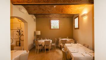 Petit déjeuner, déjeuner et dßner servis sur place, vue sur le jardin