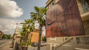 A hotel sign with the name "Villa Maranello" and a rating of three stars. - Hotel Villa Maranello (Maranello)