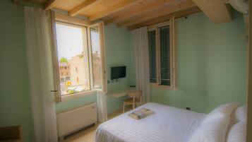 Hochwertige Bettwaren, Minibar, Zimmersafe, individuell dekoriert