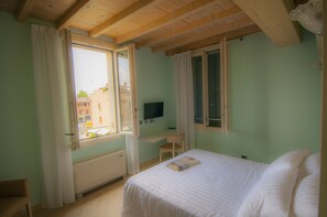 Premium bedding, minibar, in-room safe, individually decorated - Hotel Villa Maranello (Maranello)