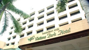 Exterior de l'Hotel Wattana Park, amb un disseny modern, que destaca un senyalitzador i una façana de vidre.