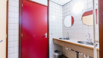 Basic Room (6 persons) | Bathroom