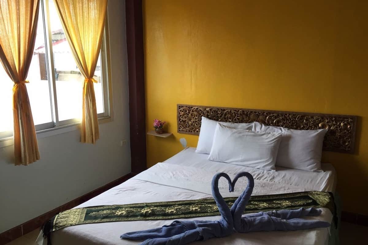 deluxe king bed  | desk, free wifi