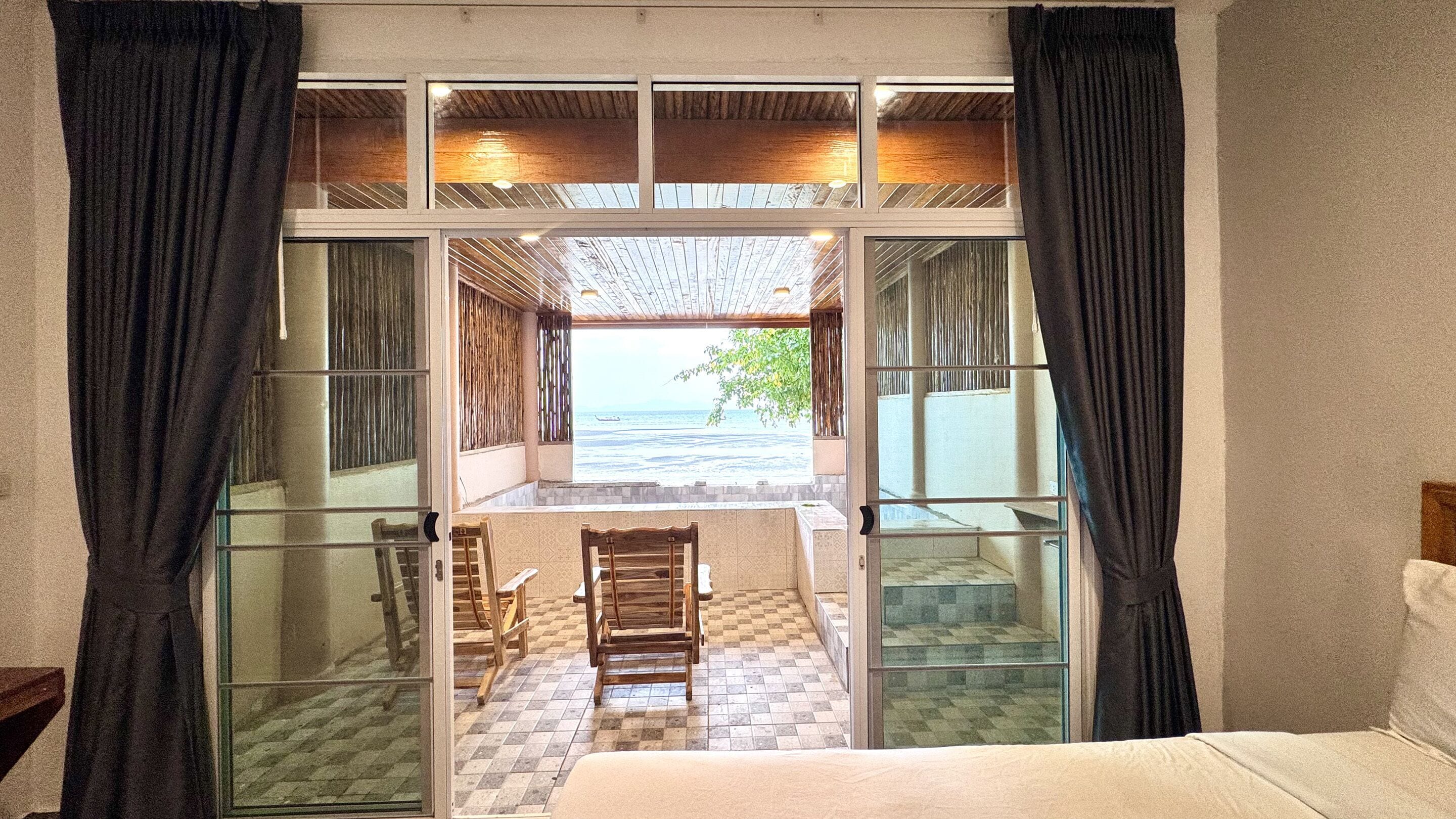 Beachfront Family Pool Villa | 客房内保险箱、笔记本电脑工作区、遮光窗帘、床单