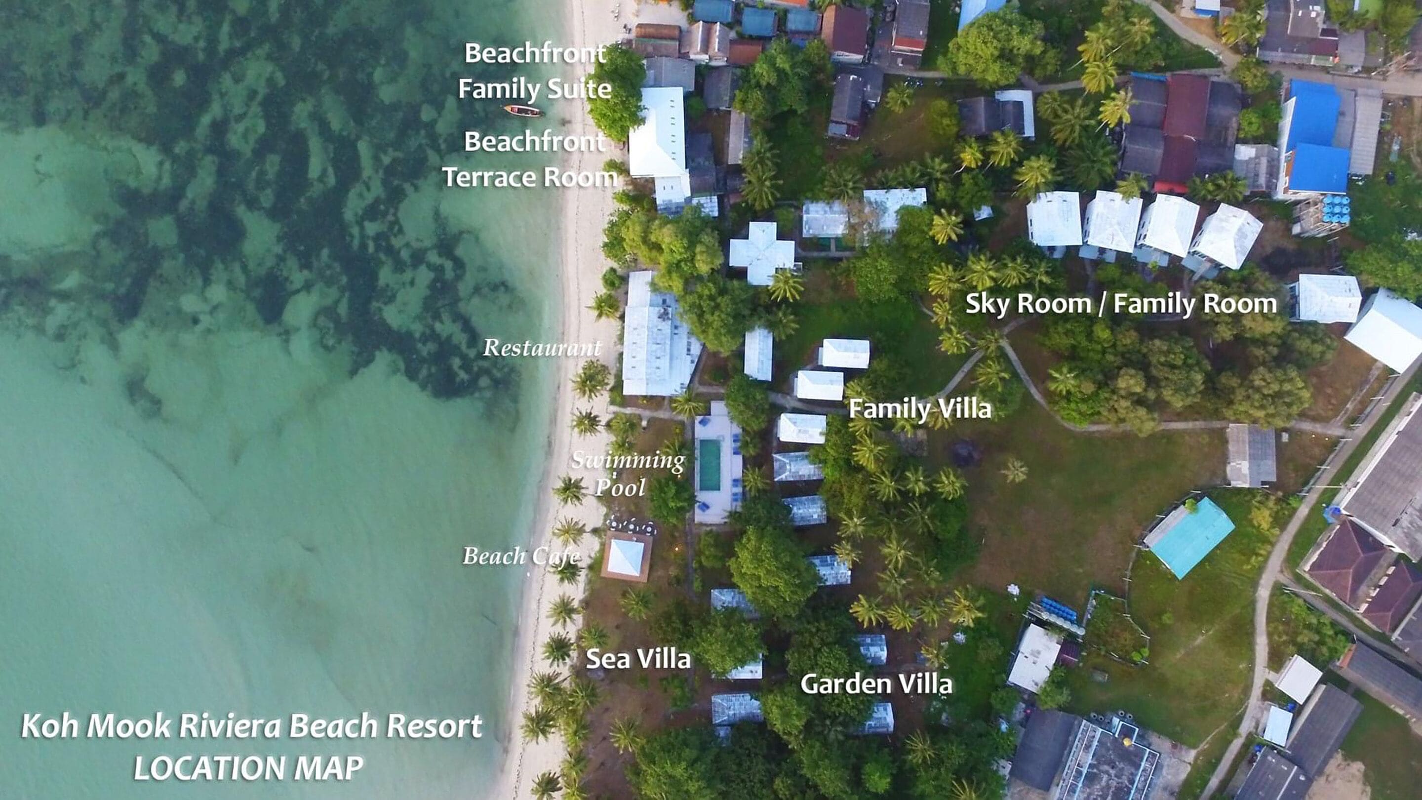 Voici une carte indiquant l’emplacement du Koh Mook Riviera Beach Resort, avec les différents types d’hébergement proposés : suite familiale avec vue sur la plage, chambre avec terrasse donnant sur la plage, chambre avec vue panoramique/chambre familiale, villa familiale, villa avec vue sur la mer et villa avec jardin.